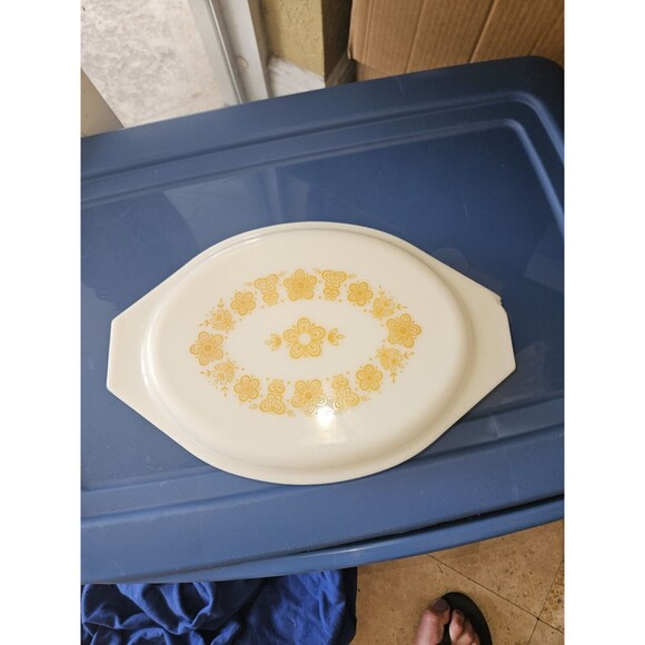 Vintage Pyrex 2.3 QT Split Oval Dish Buterfly Yellow , White With Glass Lid - Picture 2 of 3